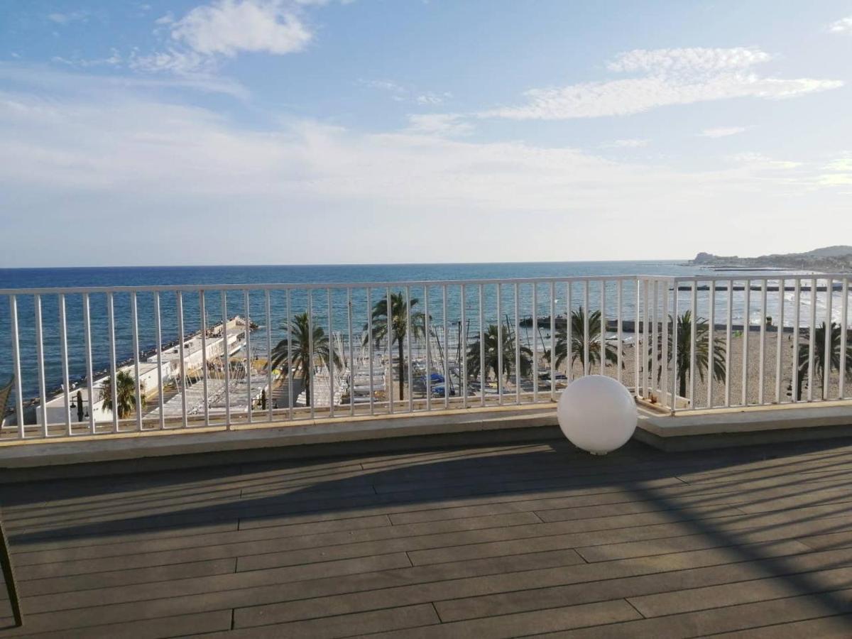 Atico Con Fantasticas Vistas Al Mar Y La Iglesia Lägenhet Sitges Exteriör bild