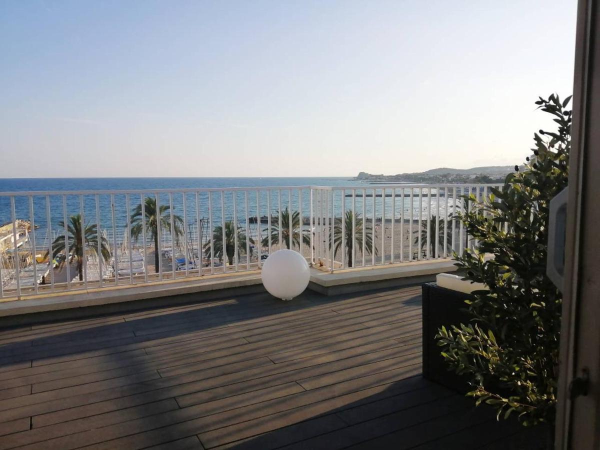 Atico Con Fantasticas Vistas Al Mar Y La Iglesia Lägenhet Sitges Exteriör bild
