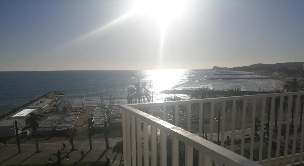 Atico Con Fantasticas Vistas Al Mar Y La Iglesia Lägenhet Sitges Exteriör bild