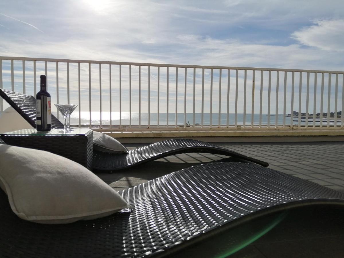 Atico Con Fantasticas Vistas Al Mar Y La Iglesia Lägenhet Sitges Exteriör bild
