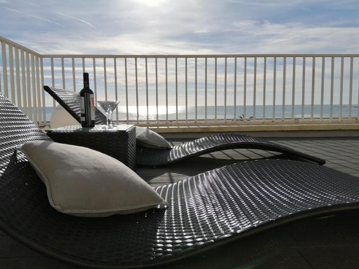 Atico Con Fantasticas Vistas Al Mar Y La Iglesia Lägenhet Sitges Exteriör bild